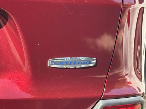 Used 2019 Jeep Cherokee Latitude Plus w/ Cold Weather Group AWD/4WD image 7