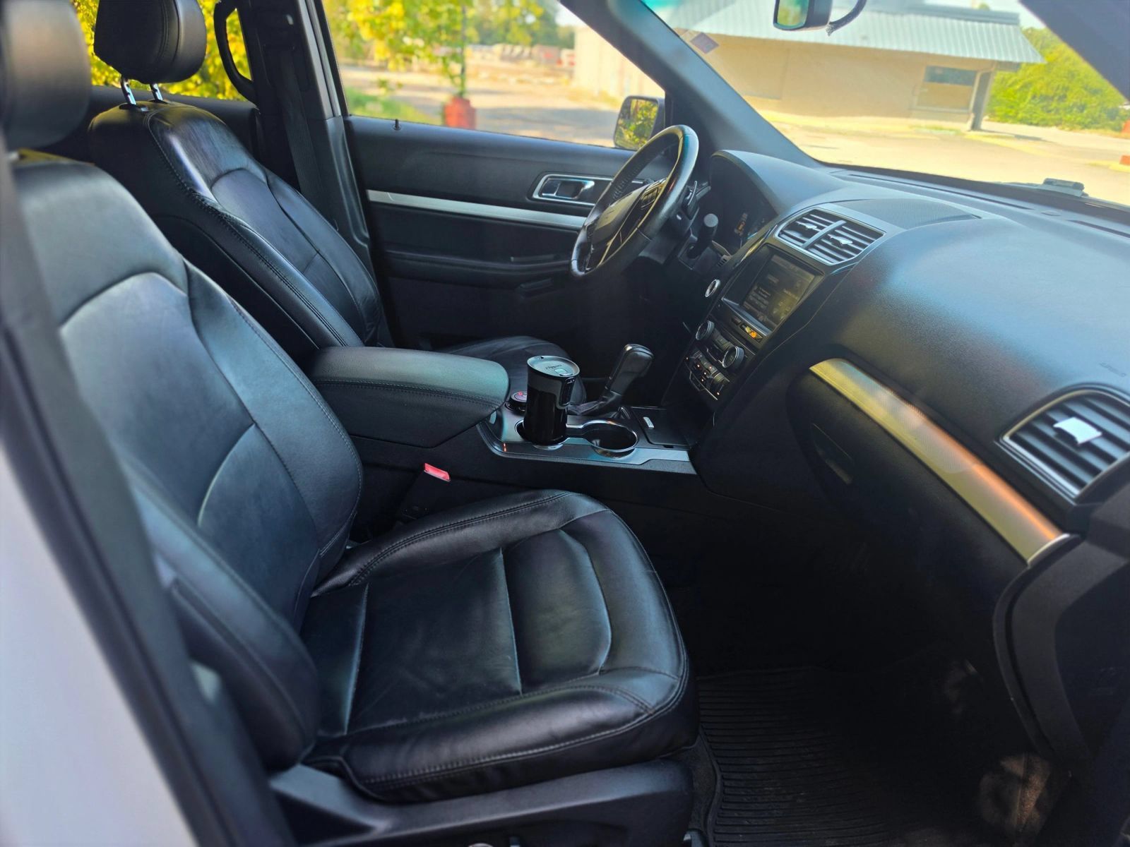 Used 2016 Ford Explorer XLT w/ Equipment Group 202A AWD/4WD image 15