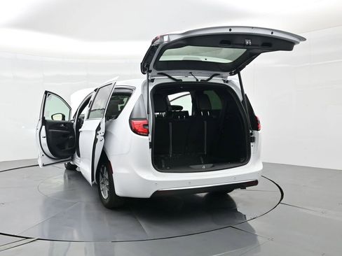 New 2026 Chrysler Pacifica Select image 32