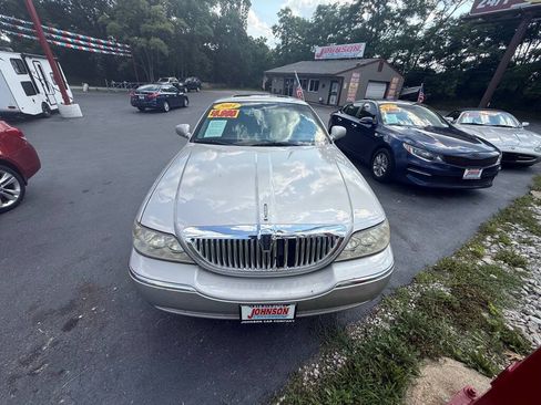 Used 2004 Lincoln Town Car Ultimate RWD image 3