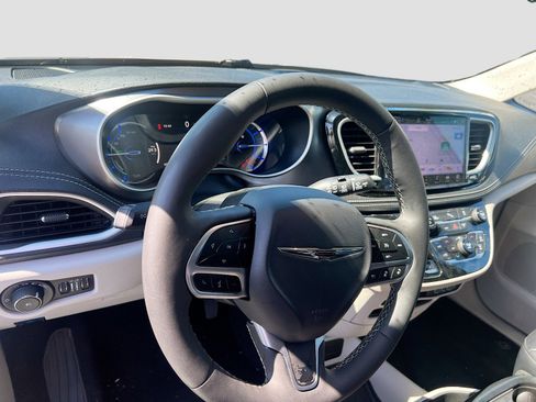 Used 2024 Chrysler Pacifica Limited FWD image 9