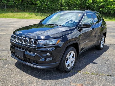 Used 2024 Jeep Compass Latitude AWD/4WD image 5