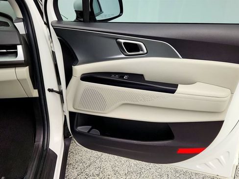 Used 2024 Kia Carnival LX FWD image 25
