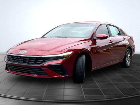Used 2024 Hyundai Elantra SE FWD image 4