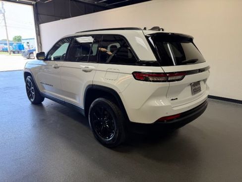 Used 2024 Jeep Grand Cherokee Altitude AWD/4WD image 2
