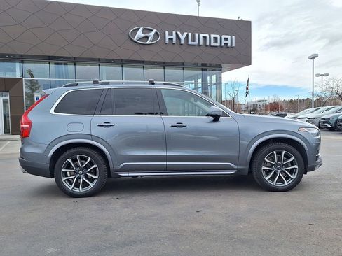 Used 2018 Volvo XC90 T6 Momentum image 2