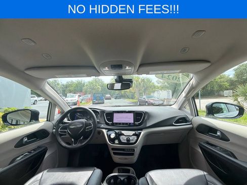 Used 2024 Chrysler Pacifica Touring-L FWD image 16