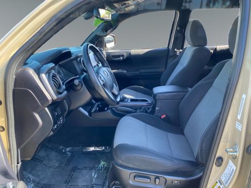 Used 2020 Toyota Tacoma TRD Off-Road w/ Technology Package AWD/4WD image 9
