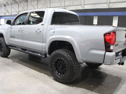 Used 2020 Toyota Tacoma SR5 w/ Technology Package AWD/4WD image 9