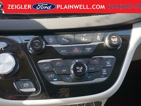 Used 2024 Chrysler Pacifica Touring-L FWD image 23