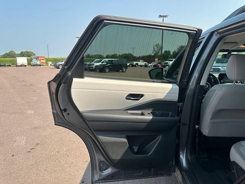 Used 2024 Nissan Pathfinder SV AWD/4WD image 21