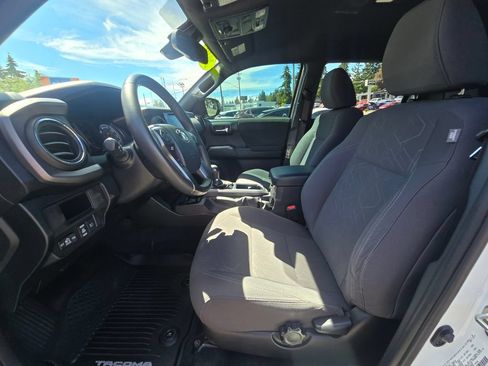 Used 2019 Toyota Tacoma TRD Off-Road w/ Technology Package AWD/4WD image 21