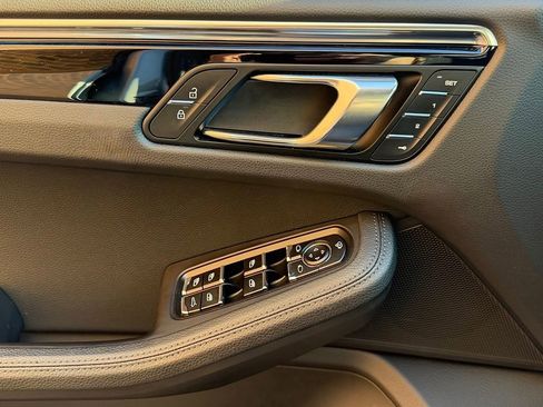 Certified 2025 Porsche Macan image 16