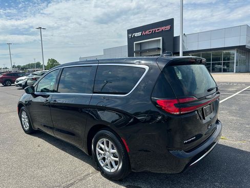 Used 2026 Chrysler Pacifica Select FWD image 3