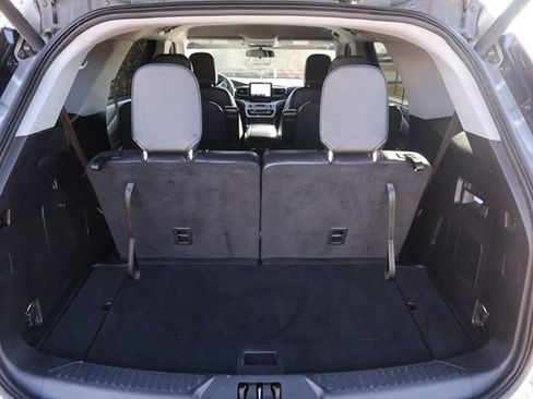 Used 2021 Ford Explorer XLT w/ Equipment Group 202A image 7