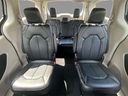 Used 2023 Chrysler Pacifica Touring-L image 14