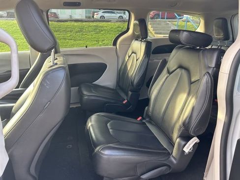 Used 2023 Chrysler Pacifica Touring-L FWD image 6