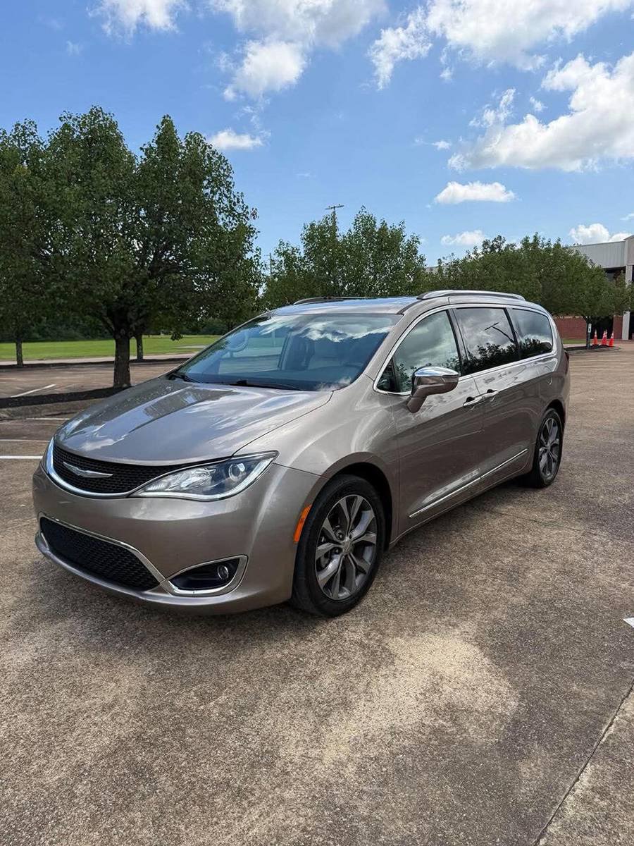 Used 2017 Chrysler Pacifica Limited FWD image 3