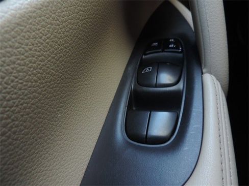 Used 2018 Nissan Rogue SV image 21