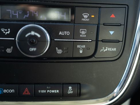 Used 2015 Chrysler Town & Country Touring w/ Driver Convenience Group image 11