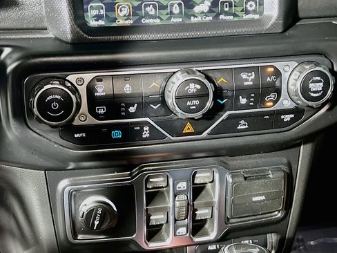 Used 2023 Jeep Wrangler Unlimited Sahara w/ Cold Weather Group AWD/4WD image 25
