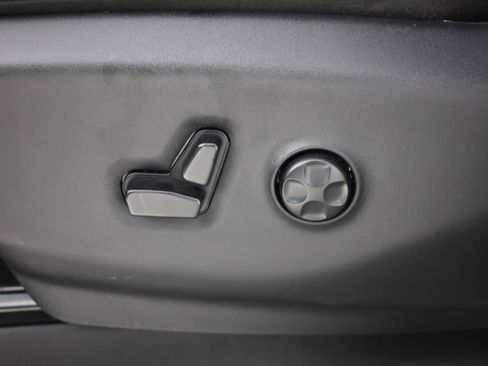 Used 2024 Chrysler Pacifica Touring-L FWD image 23