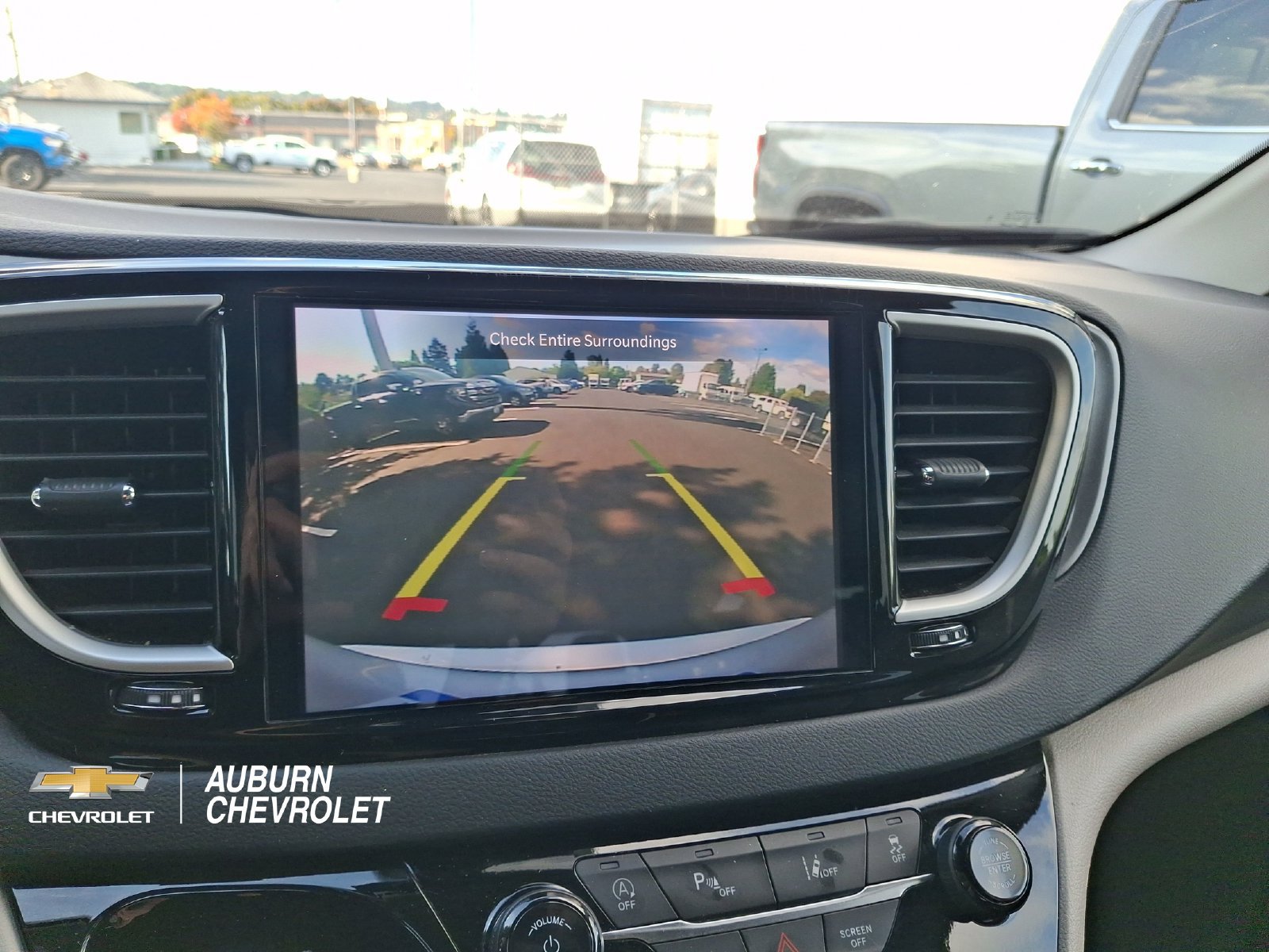 Used 2024 Chrysler Pacifica Touring-L FWD image 9