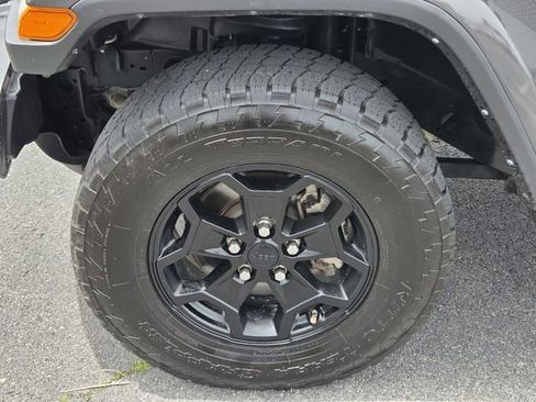 Used 2023 Jeep Gladiator Sport AWD/4WD image 16