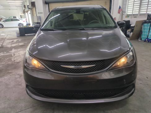 Certified 2022 Chrysler Voyager LX image 3