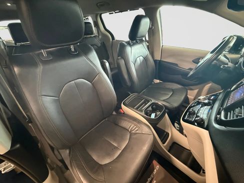 Used 2020 Chrysler Pacifica Touring-L FWD image 23