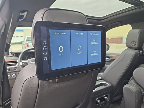 Used 2025 GMC Yukon XL Denali w/ Denali Reserve Package image 17