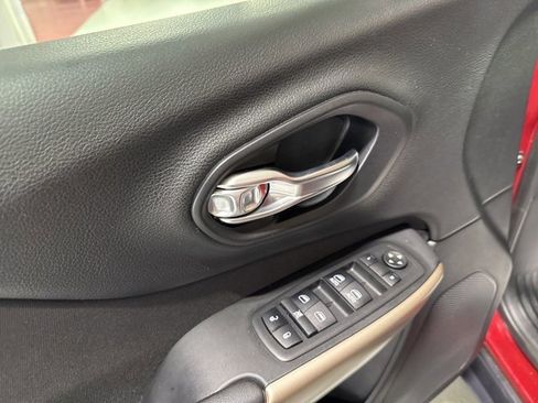 Used 2017 Jeep Cherokee Latitude w/ Comfort/Convenience Group image 13