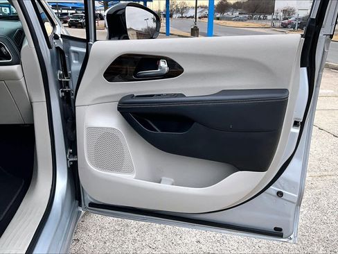 Used 2023 Chrysler Pacifica Limited image 23