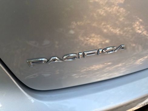 Used 2022 Chrysler Pacifica Touring-L AWD/4WD image 15
