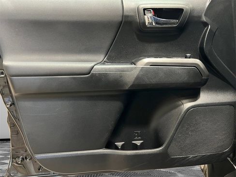 Used 2017 Toyota Tacoma TRD Sport image 21