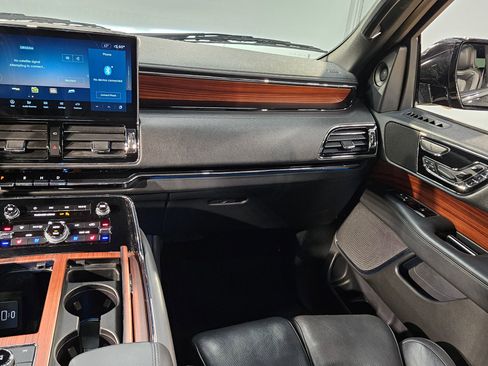 Used 2024 Lincoln Navigator Reserve image 11