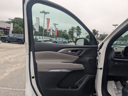 Used 2025 Chevrolet Traverse LT FWD image 11