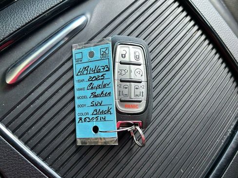 Used 2025 Chrysler Pacifica Limited image 54