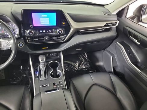 Used 2024 Toyota Highlander XLE FWD image 17