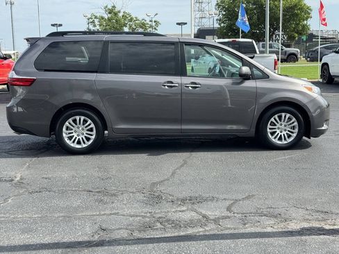 Used 2017 Toyota Sienna FWD image 4