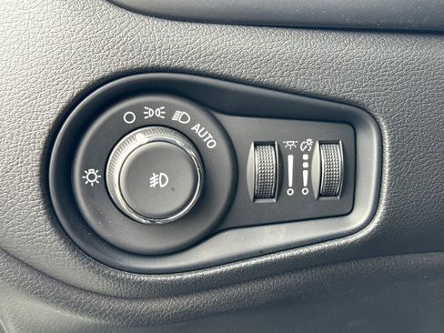Used 2022 Jeep Renegade Latitude w/ Convenience Group AWD/4WD image 16