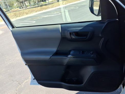 Used 2019 Toyota Tacoma SR image 9