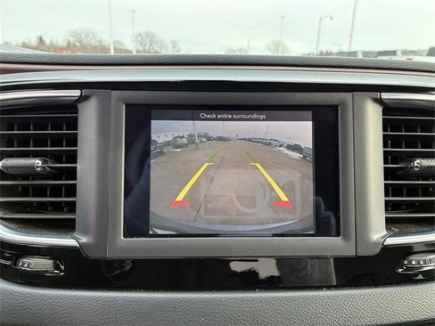 Used 2018 Chrysler Pacifica Touring-L image 32