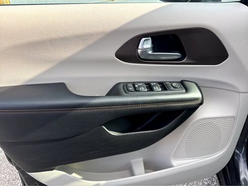 Used 2017 Chrysler Pacifica Touring-L Plus image 14