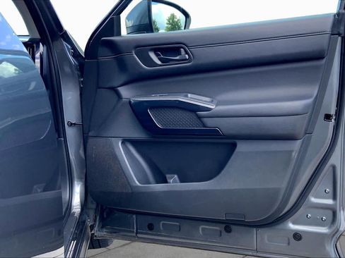 Used 2025 Nissan Pathfinder SV FWD image 21