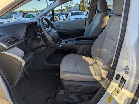 Used 2024 Toyota Sienna LE image 18