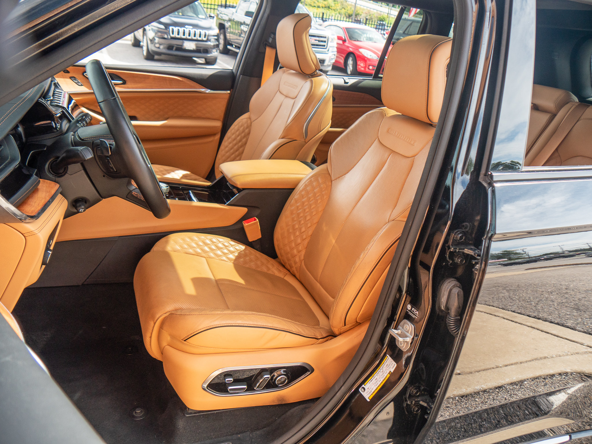 Used 2023 Jeep Grand Cherokee Summit AWD/4WD image 12