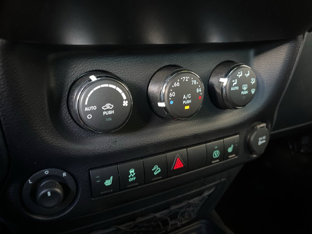 Used 2016 Jeep Wrangler Unlimited Rubicon w/ Connectivity Group AWD/4WD image 43