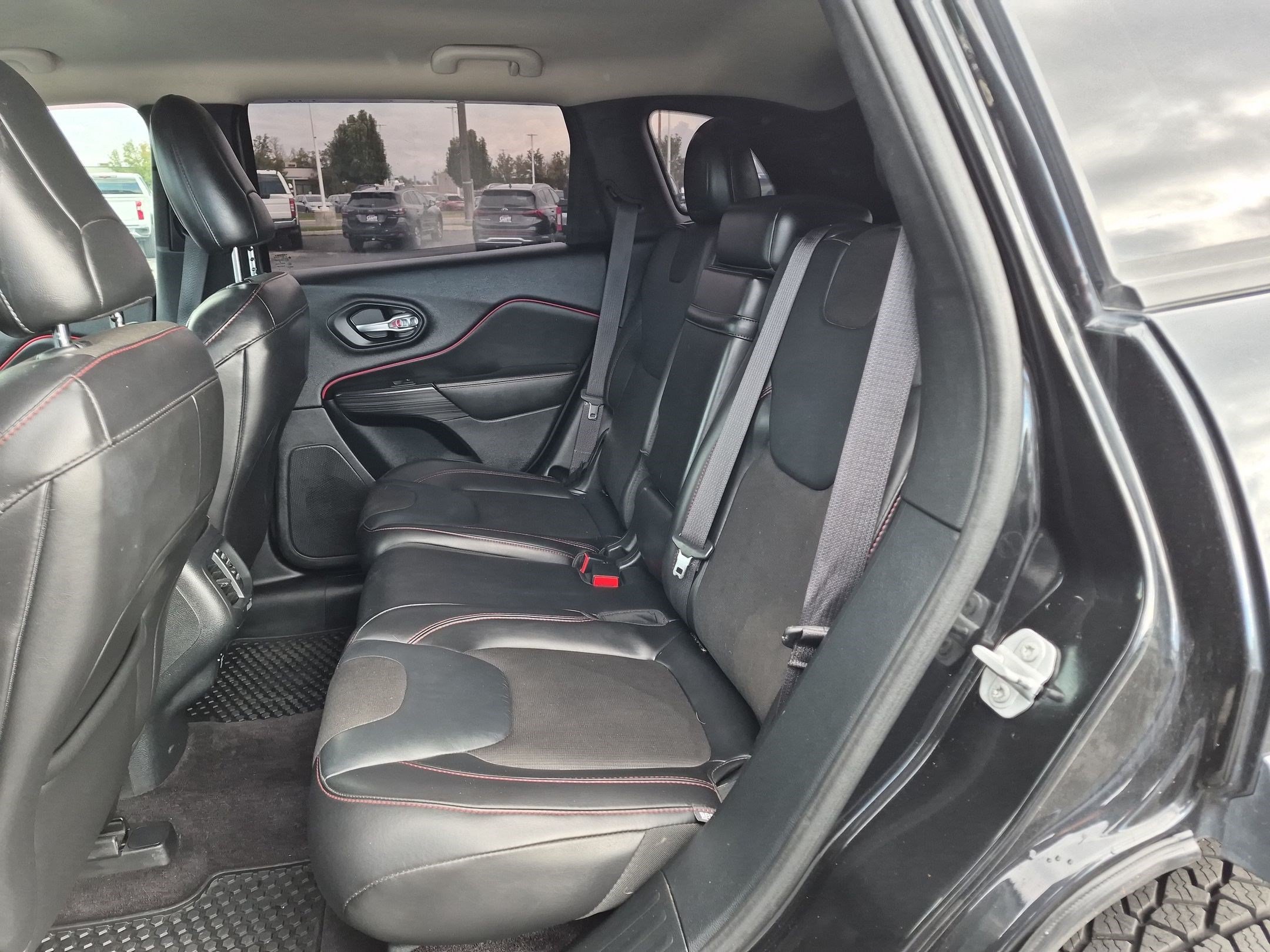 Used 2016 Jeep Cherokee Trailhawk w/ Cold Weather Group AWD/4WD image 28