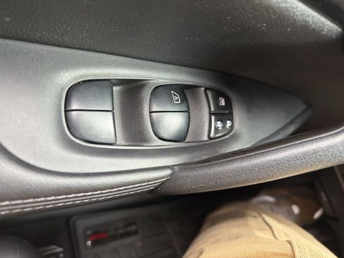 Used 2018 Nissan Rogue SV image 14